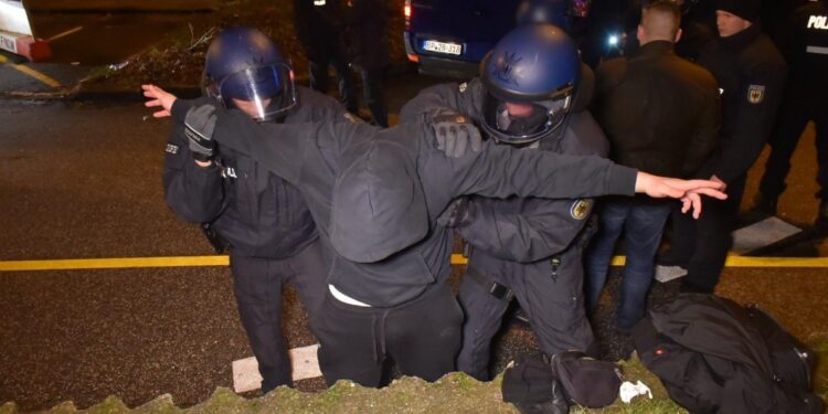 Circa 200 persone hanno affrontato la polizia in centro città