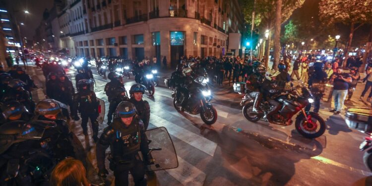 A Parigi il numero degli arrestati è salito a 80
