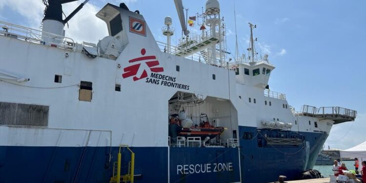 Nave Msf proveniente da Marina di Carrara dove sbarcati in 214