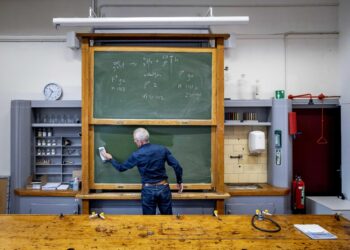 Il governo: 'Disturbano l'apprendimento'