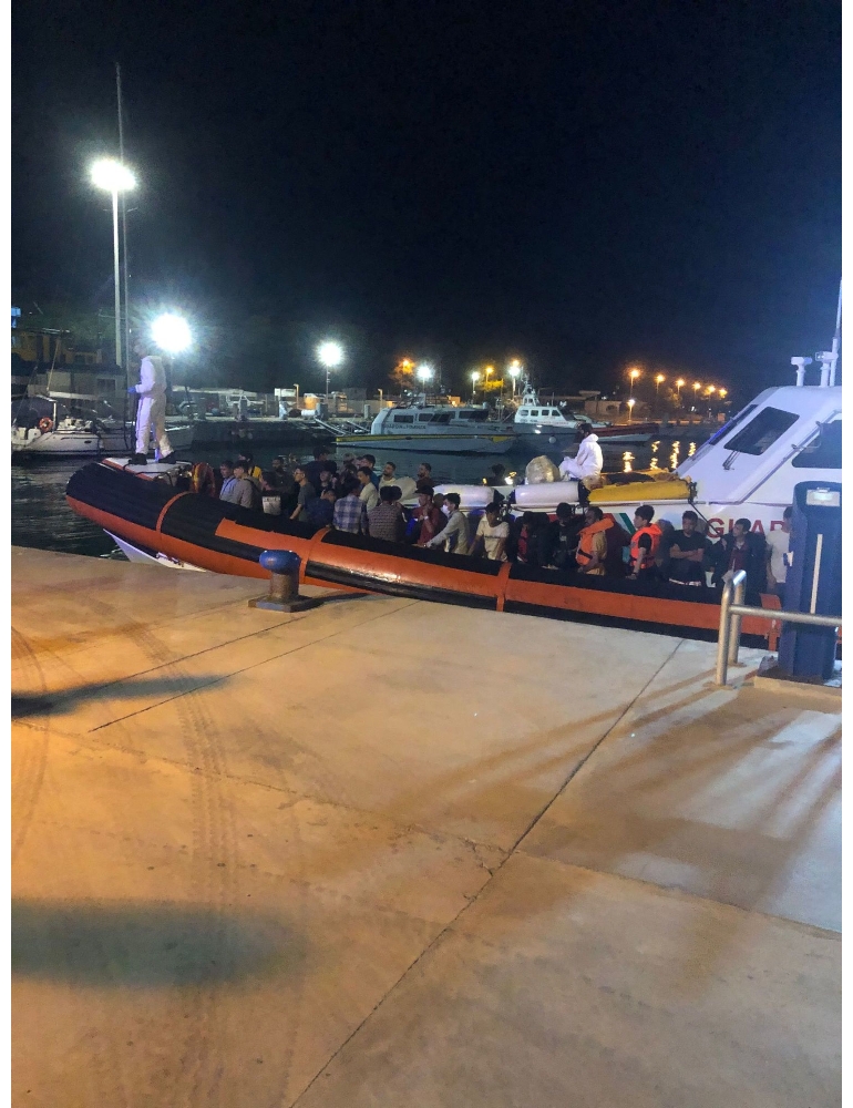 Migranti, in 54 soccorsi in mare e portati a Roccella Ionica