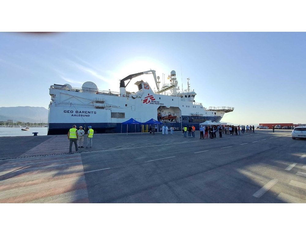 Migranti, nave Geo Barents arrivata a Marina di Carrara