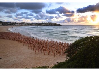 L'artista Usa ha giù ripreso folle oceaniche senza veli a Sydney
