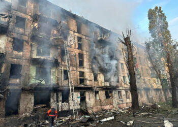 Ministro: 'Probabilmente ci sono persone sotto le macerie'