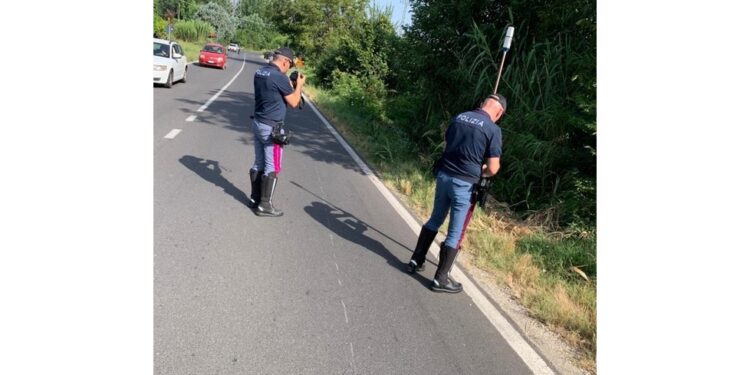 L'uomo stava camminando sul ciglio della strada