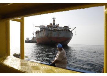Obiettivo è trasferire il petrolio dentro una superpetroliera