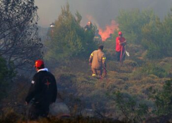 Residenti e turisti allontanati dal zone del fronte del fuoco