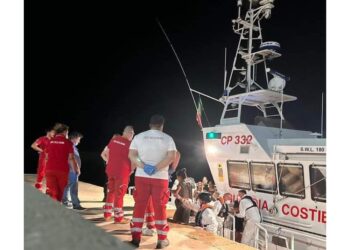 Erano su due barche a vela soccorse dalla Guardia costiera