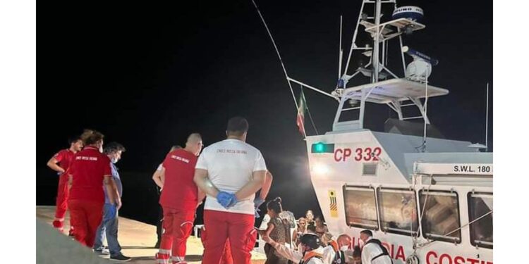 Erano su due barche a vela soccorse dalla Guardia costiera