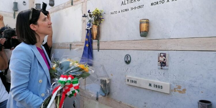 Mazzo di fiori anche alla tomba di Luciano Bolis
