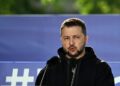 Una bandiera ucraina da Bakhmut issata in piazza