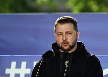 Una bandiera ucraina da Bakhmut issata in piazza