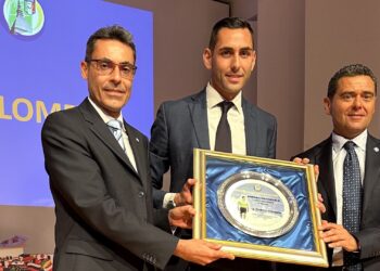 Andrea Colombo, al centro, riceve il premio Luca Colosimo 2023