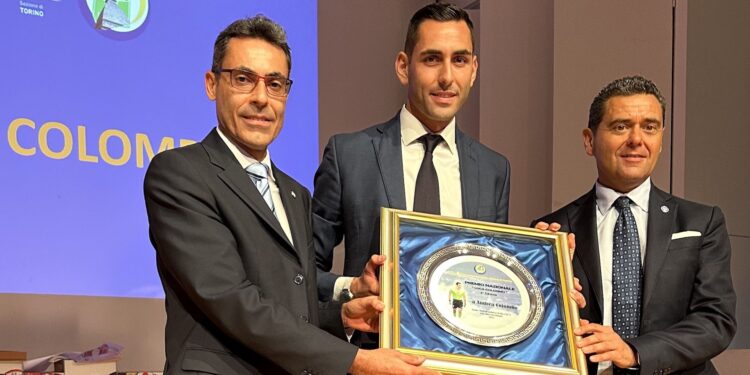 Andrea Colombo, al centro, riceve il premio Luca Colosimo 2023