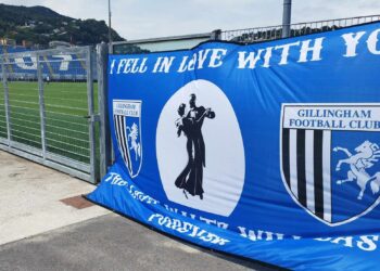 Uno striscione dei tifosi del Gillingham allo stadio Sinigaglia