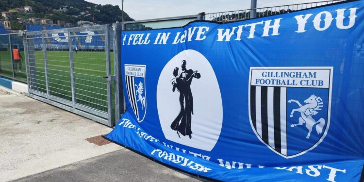 Uno striscione dei tifosi del Gillingham allo stadio Sinigaglia