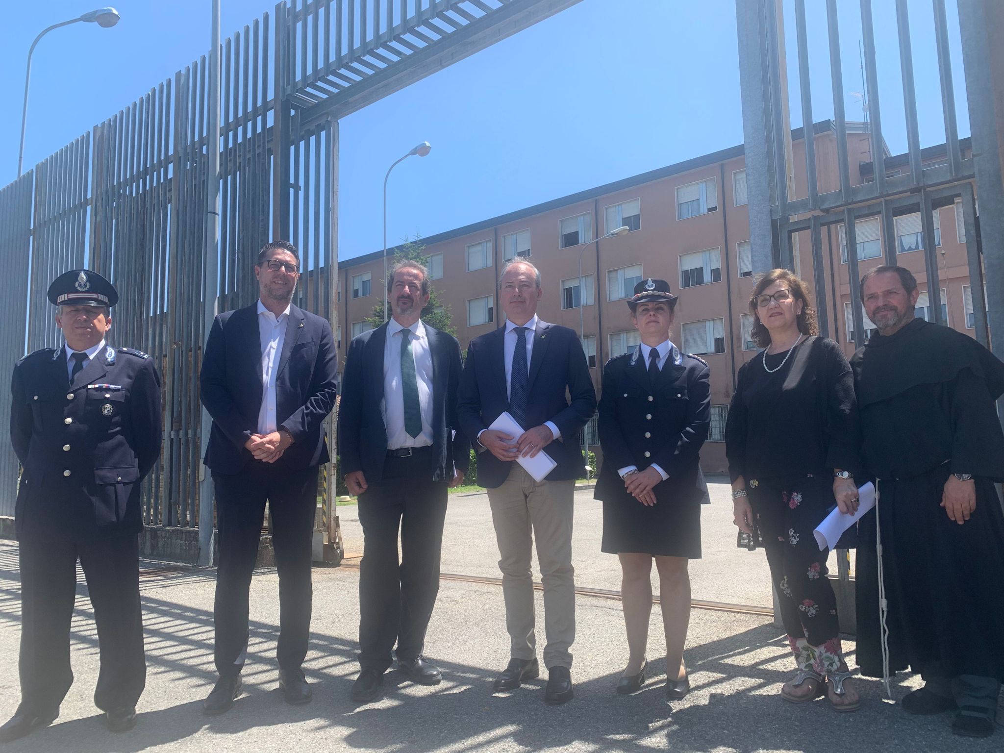 Carcere Bassone, visita dei sottosegretari Ostellari e Molteni: “Più agenti e nuovi strumenti di difesa”