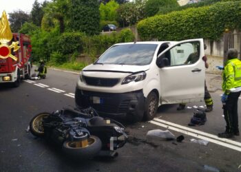 Incidente tra auto e moto in via Oltrecolle