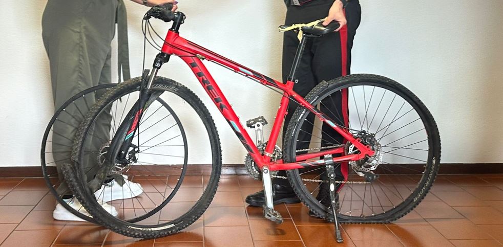 Bivacchi smantellati, trovate 8 biciclette. Una già restituita al proprietario 15enne