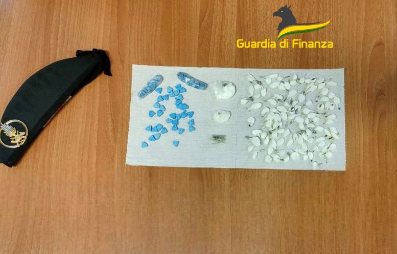 Ecstasy e cocaina nel bagnoschiuma, arrestati due trentenni romani che rientravano dalla Svizzera