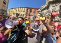 Slogan e striscioni contro il taglio della misura di sostegno
