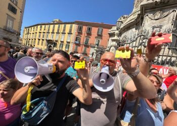 Slogan e striscioni contro il taglio della misura di sostegno