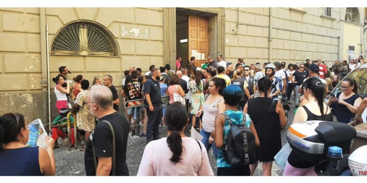 Un centinaio in zona Museo nonostante il gran caldo