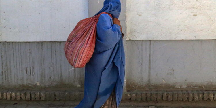 Talebani: 'Non indossavano il velo islamico'