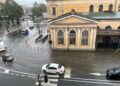 Cittadini e turisti al riparo nei caffè
