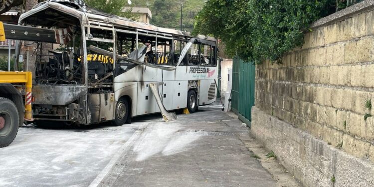 A Pozzuoli. L'uomo è fuggito