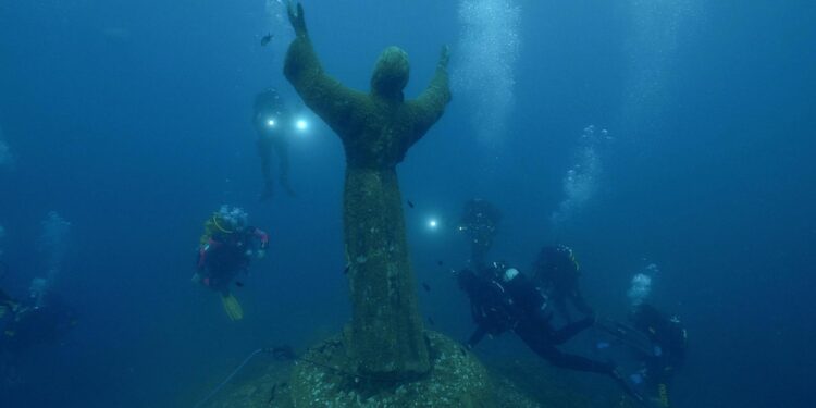 Statua a -17 metri sul fondo del mare