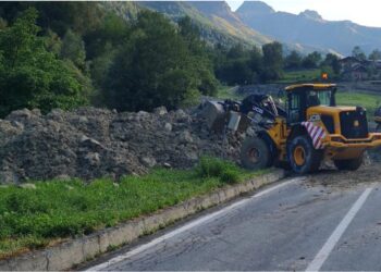 Massa detritica cade sulla strada regionale a Oyace