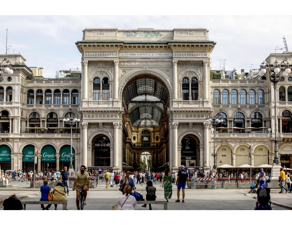 Galleria di Milano vandalizzata dai writer