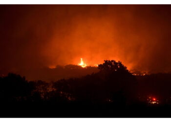 Fiamme favorite da venti; evacuati in Tracia 12 insediamenti