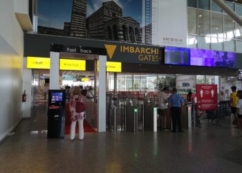 Discussione tra passeggera e hostess sul 'Volotea' per Fiumicino