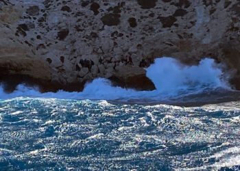 Seconda notte in attesa che si plachi il mare in tempesta