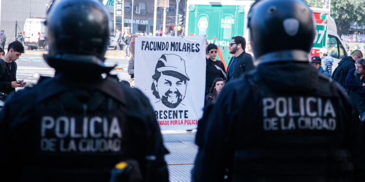 Scene di caos al termine della protesta per la morte di Molares