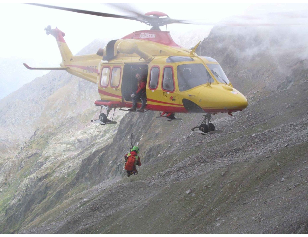 Travolti dai sassi in gita: muore il fratello, ferita la sorella