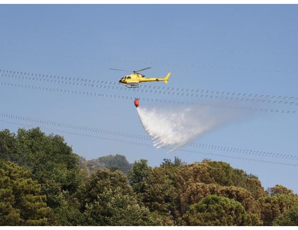 Vasto incendio nel Pisano, pompieri a difesa delle case