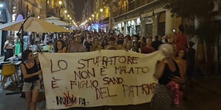 Manifestazione per le strade del centro percorse dal branco