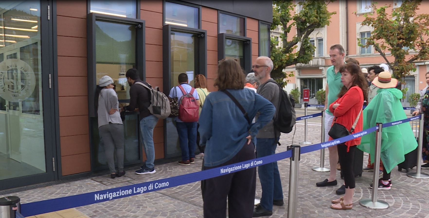 Aperta la nuova biglietteria della Navigazione. Tre sportelli attivi e sala d’attesa vista lago