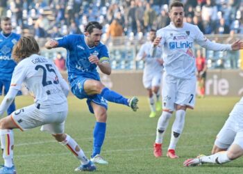 L'ultima sfida tra Como e Lecce, nel torneo di serie B 2021-2022 allo stadio Sinigaglia. Il 5 febbraio 2022 la gara terminò 1-1 (foto Roberto Colombo)