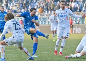 La sfida tra Como e Lecce, nel torneo di serie B 2021-2022 allo stadio Sinigaglia. Il 5 febbraio 2022 la gara terminò 1-1 (foto Roberto Colombo)