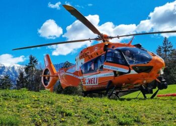 L'elicottero che ha trasportato in ospedale lo sfortunato scalatore comasco (foto Elisoccorso Alto Adige)