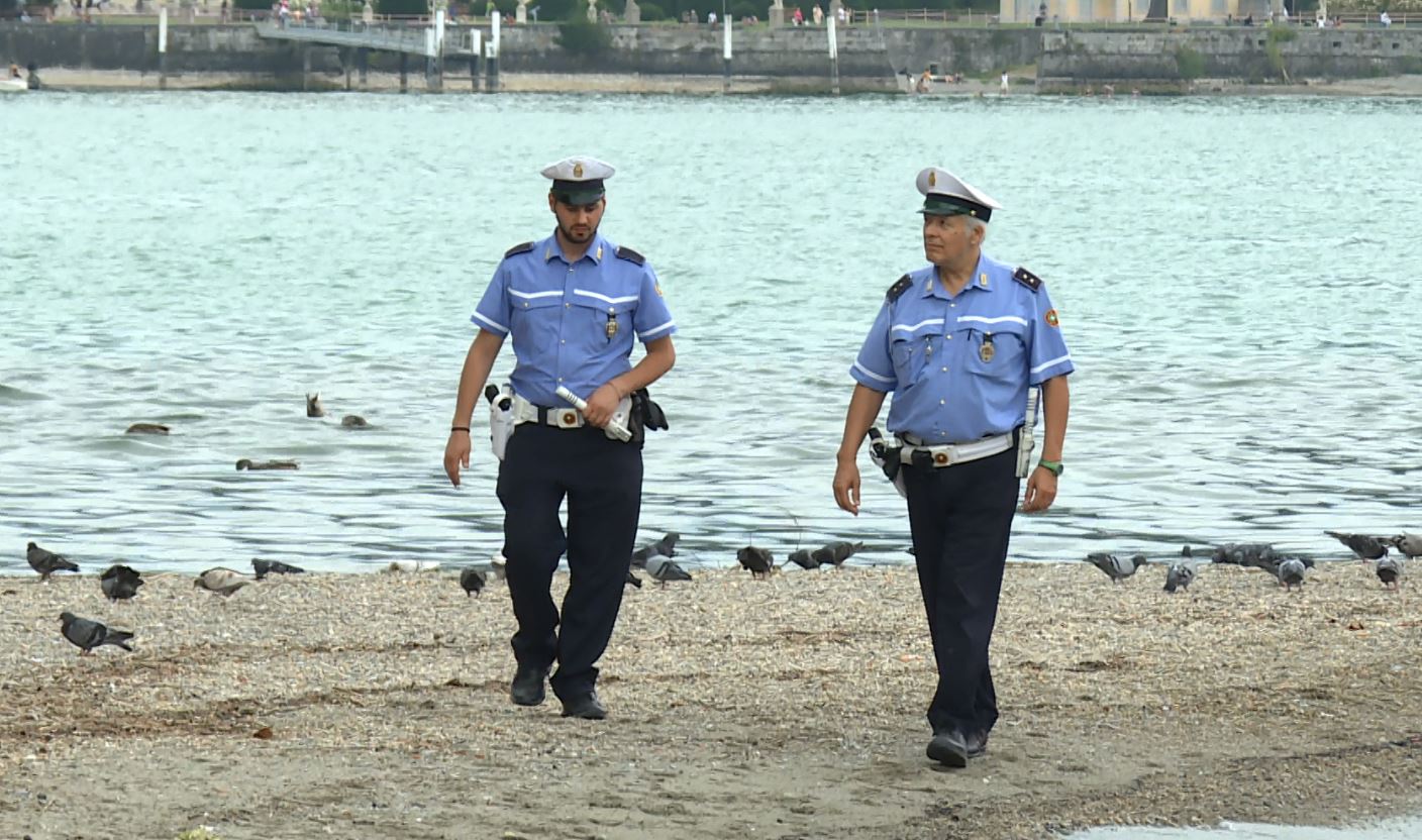 Bagni vietati, alta tensione a Como. Aggrediti gli agenti della polizia locale. Un arresto