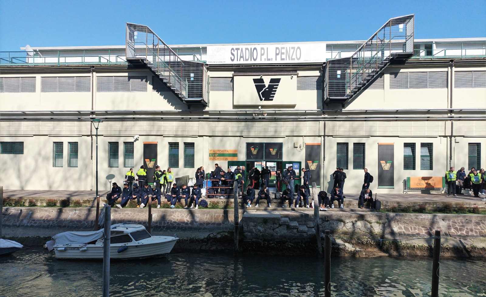 Calcio serie B, domani l’esordio del Como in campionato in trasferta a Venezia