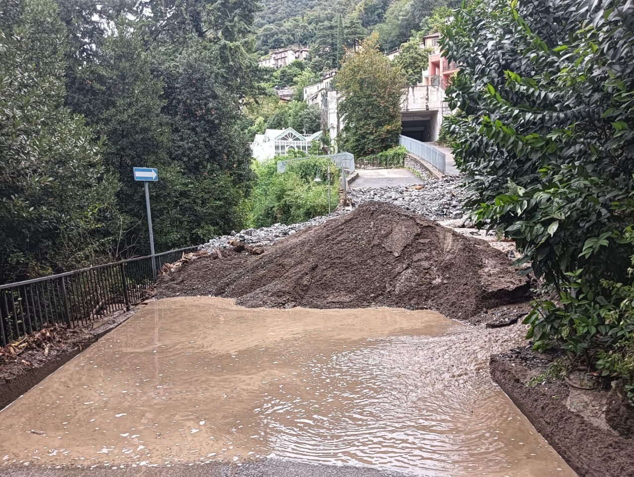 Frane e fiumi di fango, torna la paura a Blevio. Lariana chiusa, domani un sopralluogo per decide la riapertura