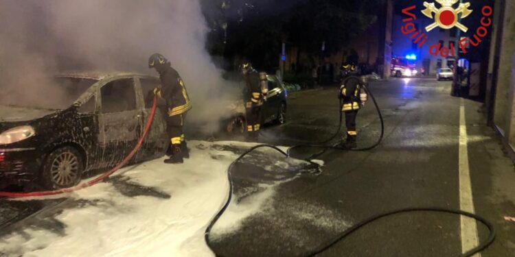 Mariano Comense, auto in fiamme