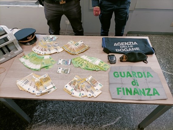 Dogana Italia-Svizzera, un greco e un ungherese scoperti con 180mila euro in contanti