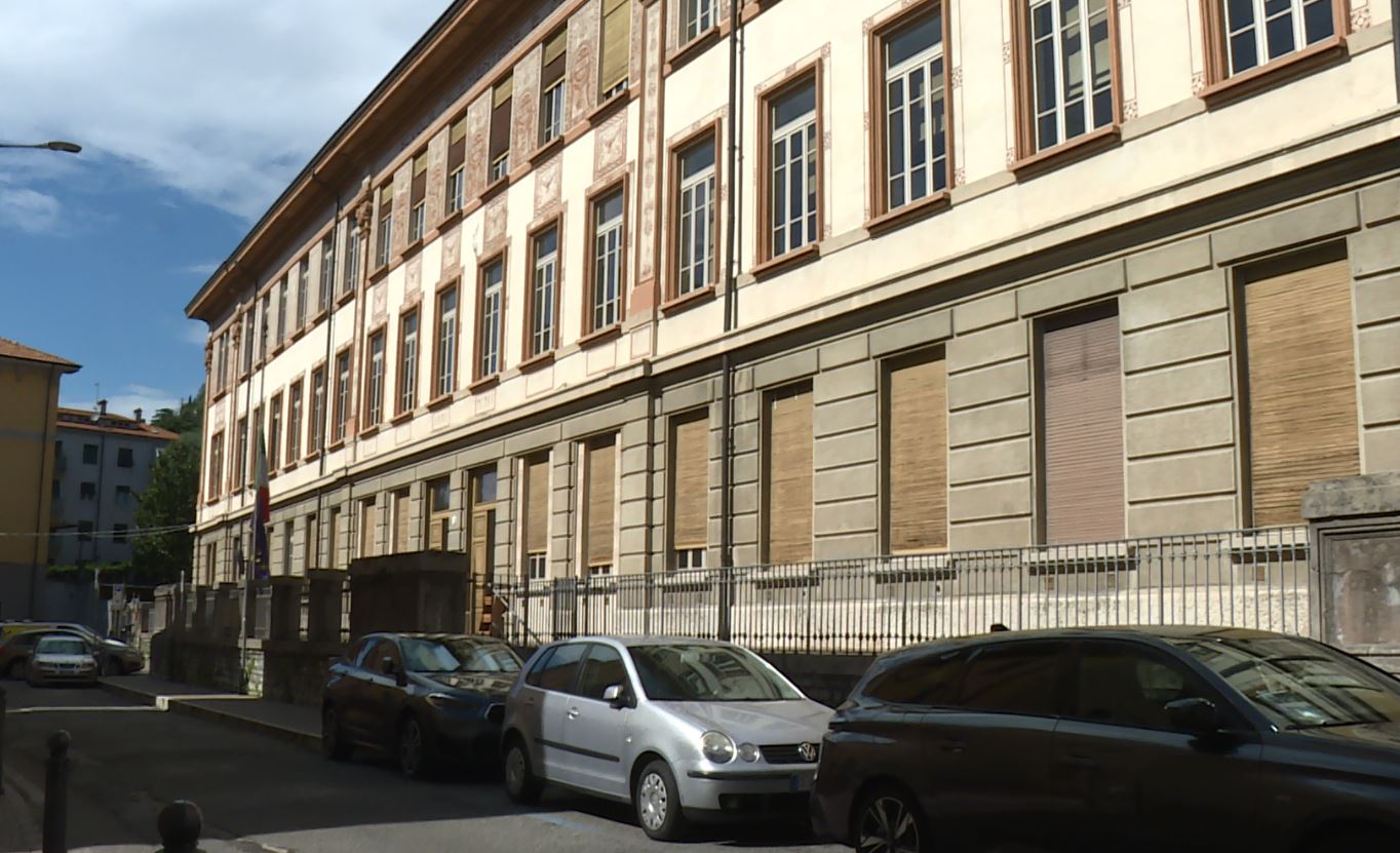 Ladri in azione nella scuola di via Brambilla. Indagini dei carabinieri